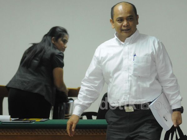 Gulat Manurung Dituntut 4,5 Tahun Penjara Gulat Manurung Dituntut 4,5 Tahun Penjara