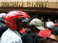Tukang Ojek Geruduk Stasiun Gambir