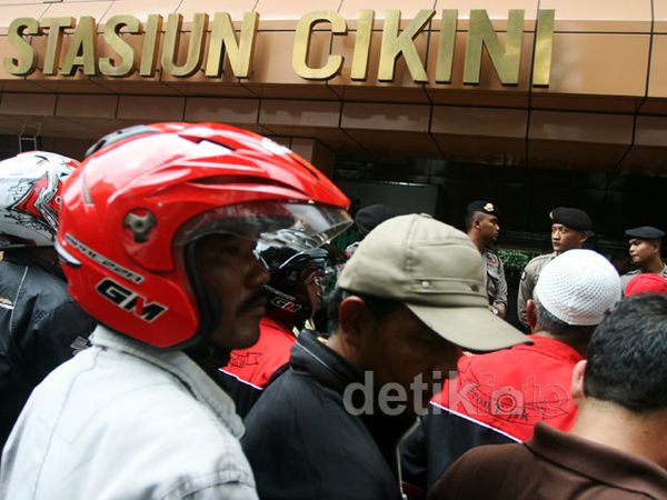 Tukang Ojek Geruduk Stasiun Gambir
