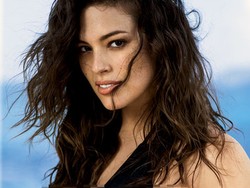 Pertamakalinya, Model Plus Size Tampil Berbikini di Majalah Olahraga Ini