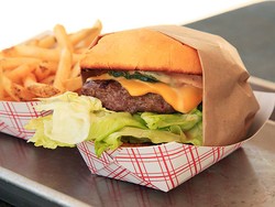 10 Restoran Ini Punya Burger Enak dan Unik yang Populer di Dunia (1)