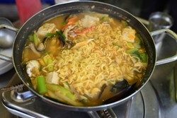 Mau Bikin Ramyeon Hangat dan Pedas a la Korea? Ini Dia Triknya!