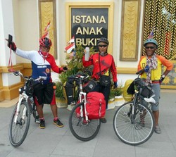 Reuni via Facebook, Tiga Kakek Gowes Keliling Asia