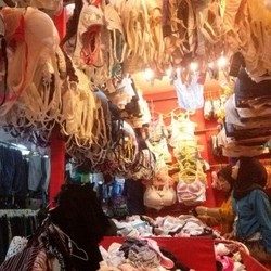 Bisnis Baju Bekas Laris Manis, Dari Kaos Hingga Celana Dalam