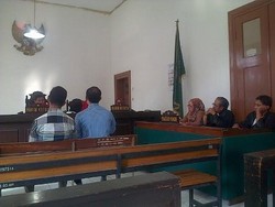 Dituduh Chatting Mesra dengan Teman Lama, Wanita di Bandung Diadili Kasus UU ITE