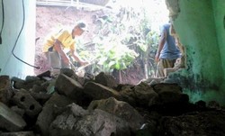Balita Ini Selamat dari Runtuhan Tembok Akibat Longsor