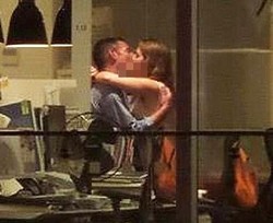 Suami Pergoki Istri Selingkuh dari Video Bercinta yang Beredar di Facebook