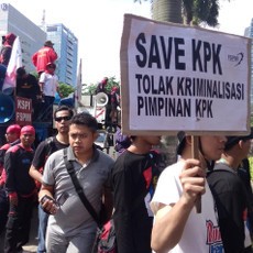 Buruh Pendukung KPK Terus Datang, Massa Save KPK dan Polri Mulai Tersingkir