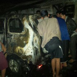 2 Mobil Peziarah di Kawasan Masjid Agung Banten Dilalap Api