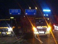 Truk Terguling di Tol Cikarang arah Cawang, Lalu Lintas Padat