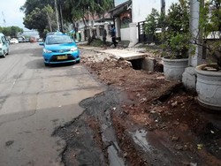 Warga Keluhkan Perbaikan Saluran Air yang Asal Jadi di Jl Raya Matraman