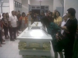 Jenazah Djudjuk Srimulat Dibawa Menuju Rumahnya di Solo dengan Ambulans