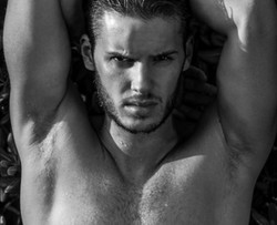 Ini Penyebab Utama yang Buat Pria Ketagihan Selfie Pamer Tubuh