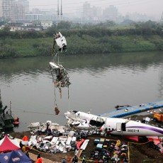 Saat Ditemukan, Jasad Pilot TransAsia Masih Pegang Kendali Pesawat