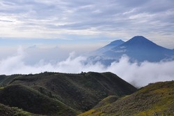 Sumbing-Sindoro Berselimutkan Awan