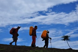 Pendaki Prau Berjalan Dibawah Awan