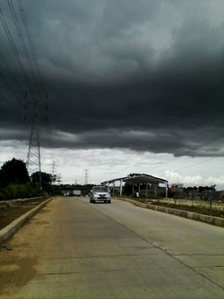 melaju di bawah awan mendung