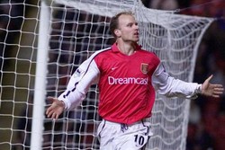 Kisah Dennis Bergkamp, Legenda Arsenal yang Takut Terbang