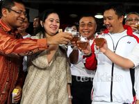 Menpora dan Puan Minum Jamu Gendong