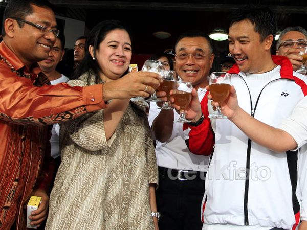 Menpora dan Puan Minum Jamu Gendong