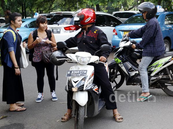 Tukang Ojek Tetap Mangkal di Stasiun Gambir