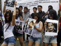 Lima Wanita Berpakaian Seksi Demo di KPK