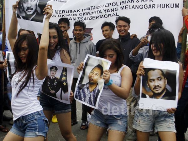 Lima Wanita Berpakaian Seksi Demo di KPK