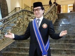 Jackie Chan Diberi Gelar Datuk, Warga Malaysia Protes