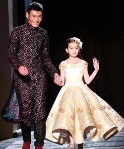 Model 9 Tahun Tampil di Paris Haute Couture Picu Kontroversi