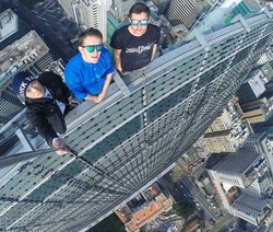 Bertaruh Nyawa di Ketinggian Agar Ngetop di Instagram