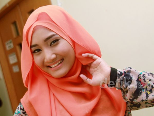 Manisnya Fatin Shidqia Berhijab Oranye