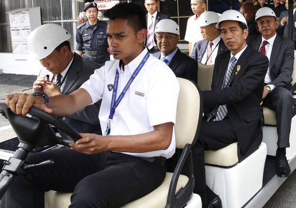 Jokowi Kunjungi Pabrik Proton