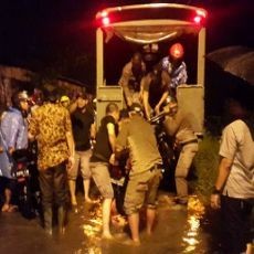 Satpol PP Berjibaku Tolong Pemotor yang Terjebak Banjir Kali Lamong