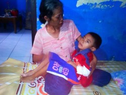 Derita Guntur, Bocah Lumpuh yang Berurutan Kehilangan Keluarga Tercinta