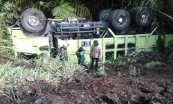 Mau Parkir, Truk Pasir Malah Terjun ke Jurang di Sukabumi