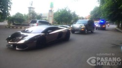 Penampakan Dua Mobil Super Dikawal Kendaraan Berotator di Karawang