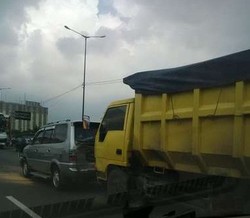 2 Truk dan Kijang Tabrakan di Tol Bekasi Barat KM 12, Lalin Macet
