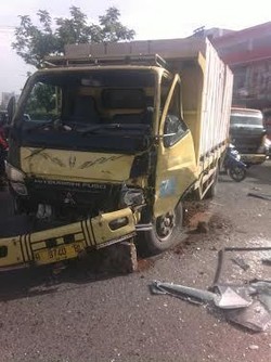 Diduga Rem Blong, Truk Seruduk Mobil di Jl Margonda Depok