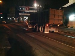 Tutup Jalan, Truk dan Sedan BMW yang Kecelakaan di Ciputat Akan Dievakuasi