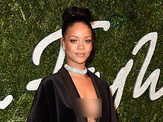 Hiii... Rihanna Digigit Hiu!