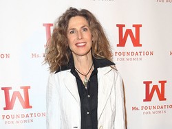 Wow! Penyanyi Ini Hamil Lagi di Usia Setengah Abad