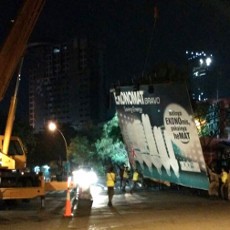 3 Reklame Berukuran Raksasa Ditebang Satpol PP