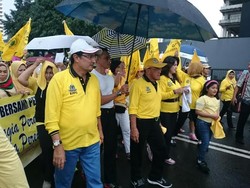 Ical dan Srikandi Golkar Jalan Santai di CFD, Bagikan 1.500 Botol Air