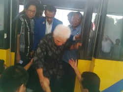 Di Manado, Hatta Rajasa Naik Bus Umum ke Tempat Deklarasi Dukungan