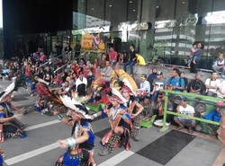 Petani dari Batang Kembali Gelar Aksi di KPK, dari Menari hingga Membatik