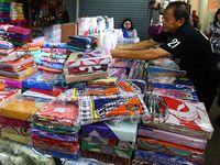 Pedagang Pasar Senen Kembali Berjualan
