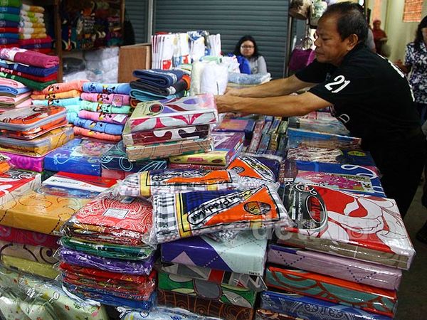 Pedagang Pasar Senen Kembali Berjualan