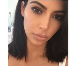 Selalu Panjang Bergelombang, Kim Kardashian Potong Rambut Jadi Pendek