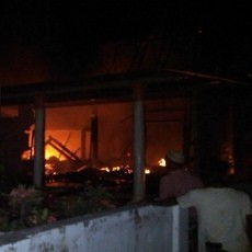 Listrik Disegel PLN, Tiga Rumah di Situbondo terbakar
