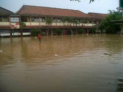 Tim Penyedot Air Tangani Banjir yang Merendam SMP 42 dan SMA 21 Bandung